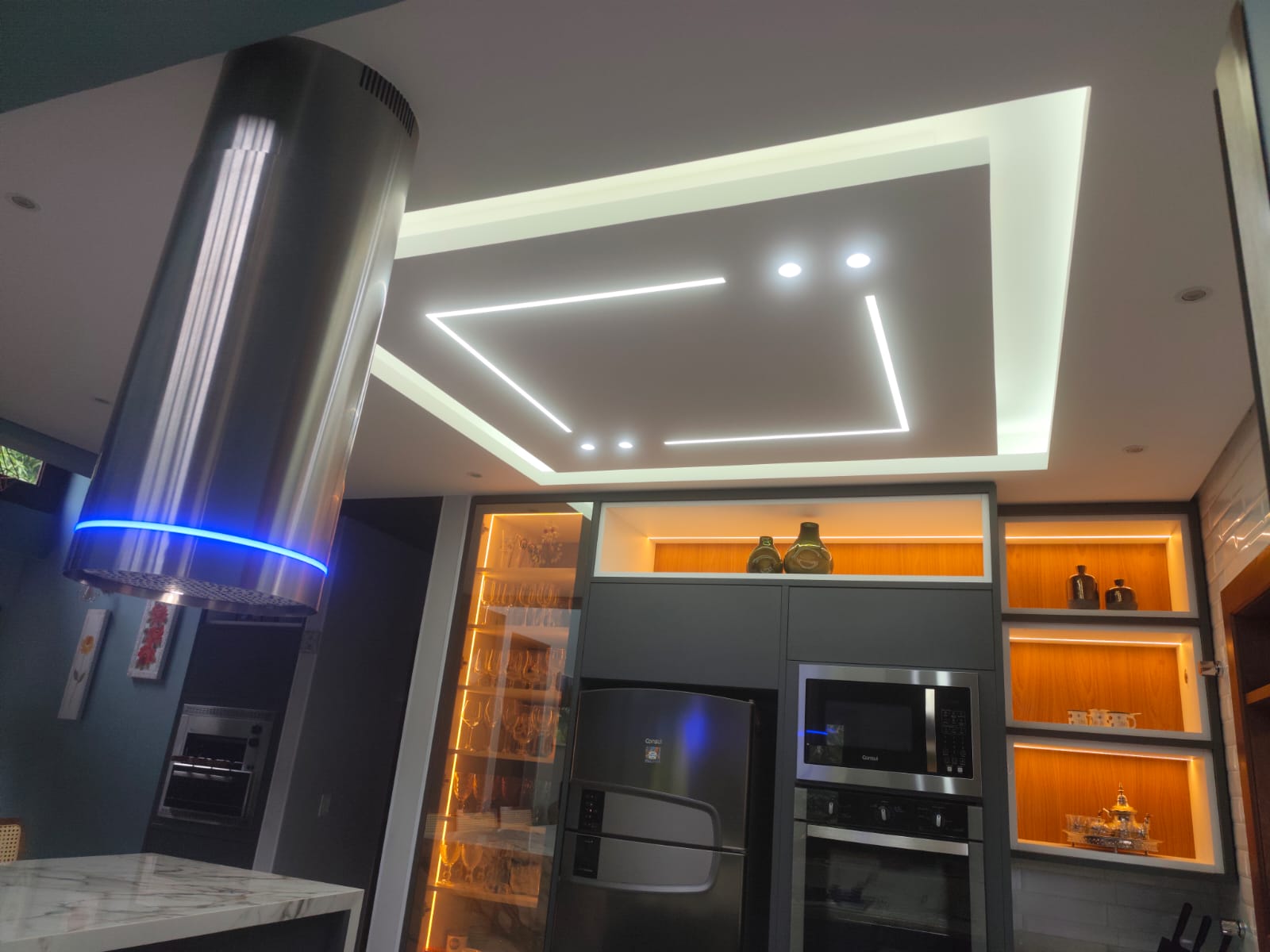 Sanca com LED e spots na cozinha