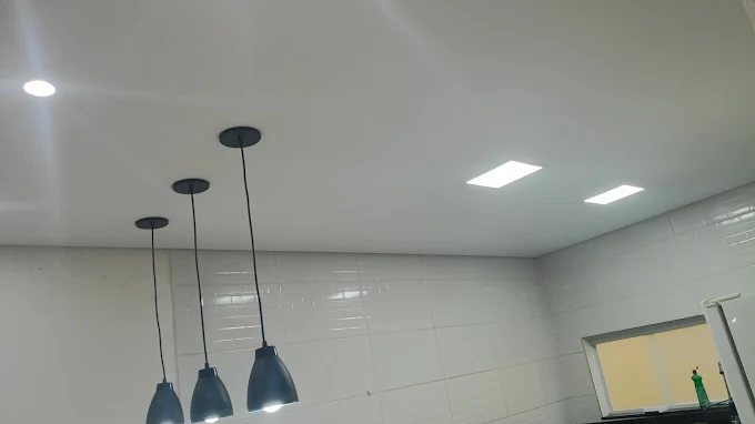 Forro com pendentes e spots